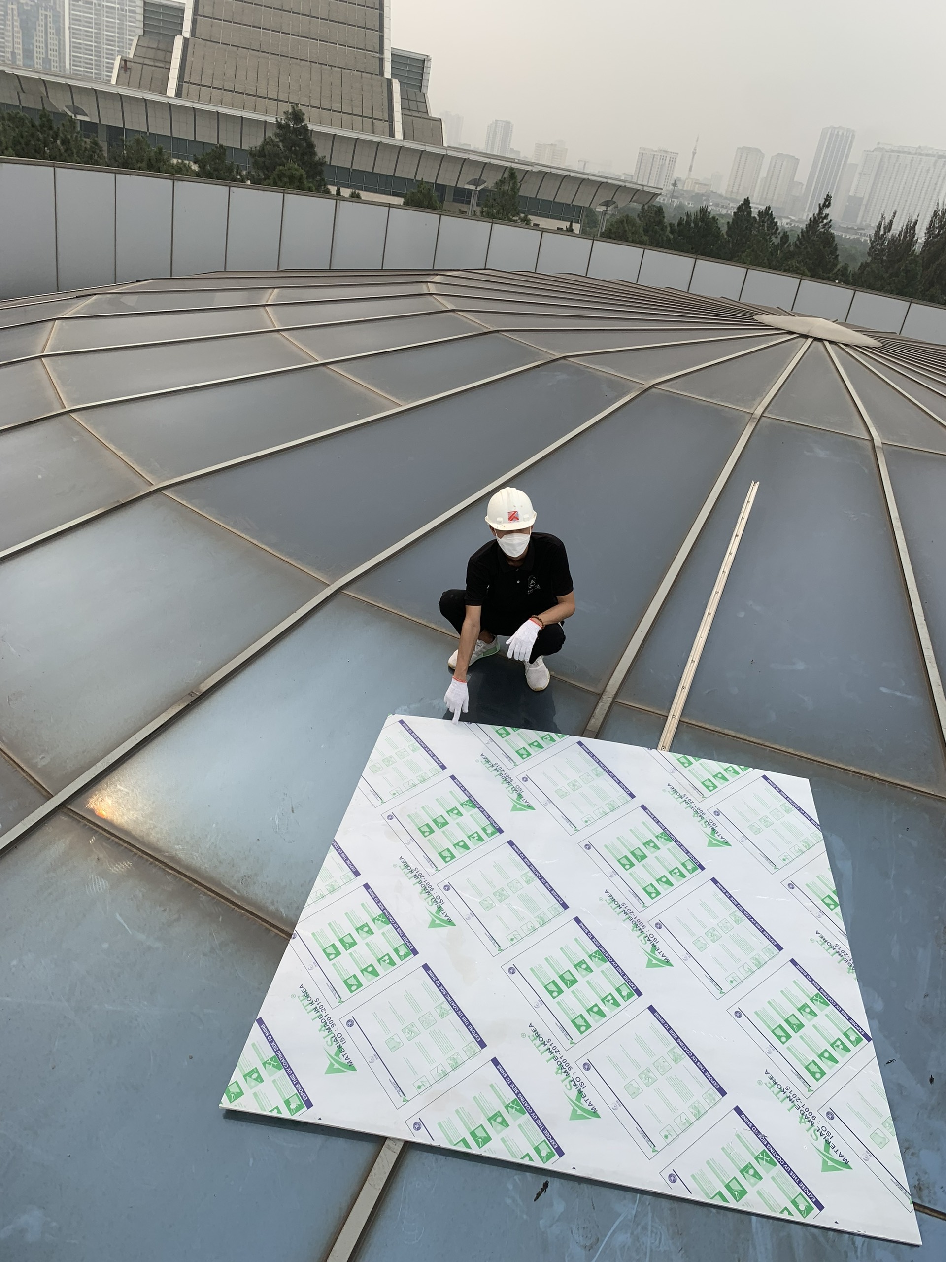 Cán bộ của Nhựa kính cường lực Asia Lite có mặt tại công trình để giám sát quá trình thi công