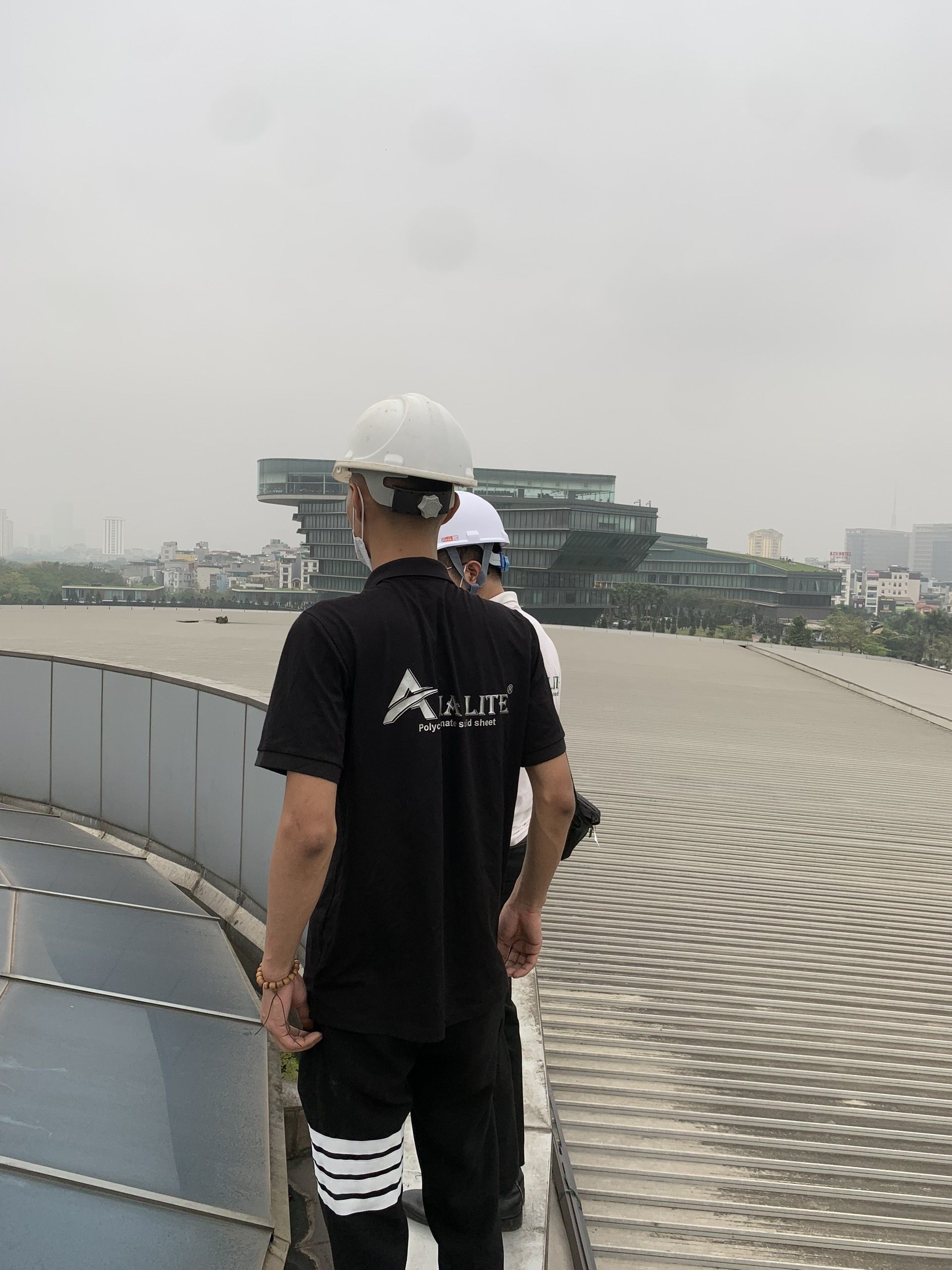 Cán bộ của Nhựa kính cường lực Asia Lite có mặt tại công trình để giám sát quá trình thi công