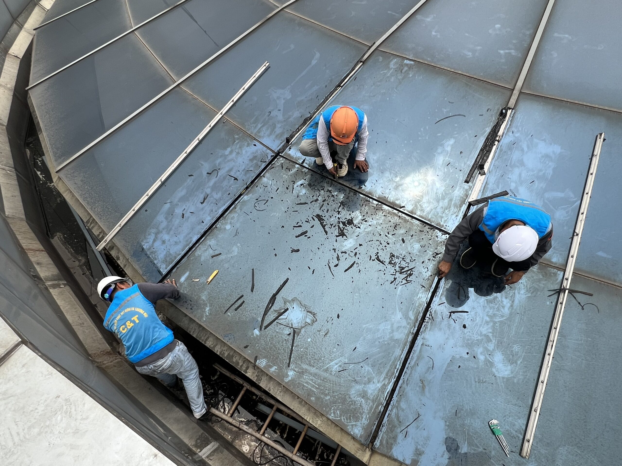 Công nhân C&T đang tiến hành tháo dỡ phần kính hộp cường lực bị hỏng